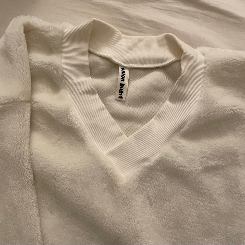 White top - Picture 3 of 4
